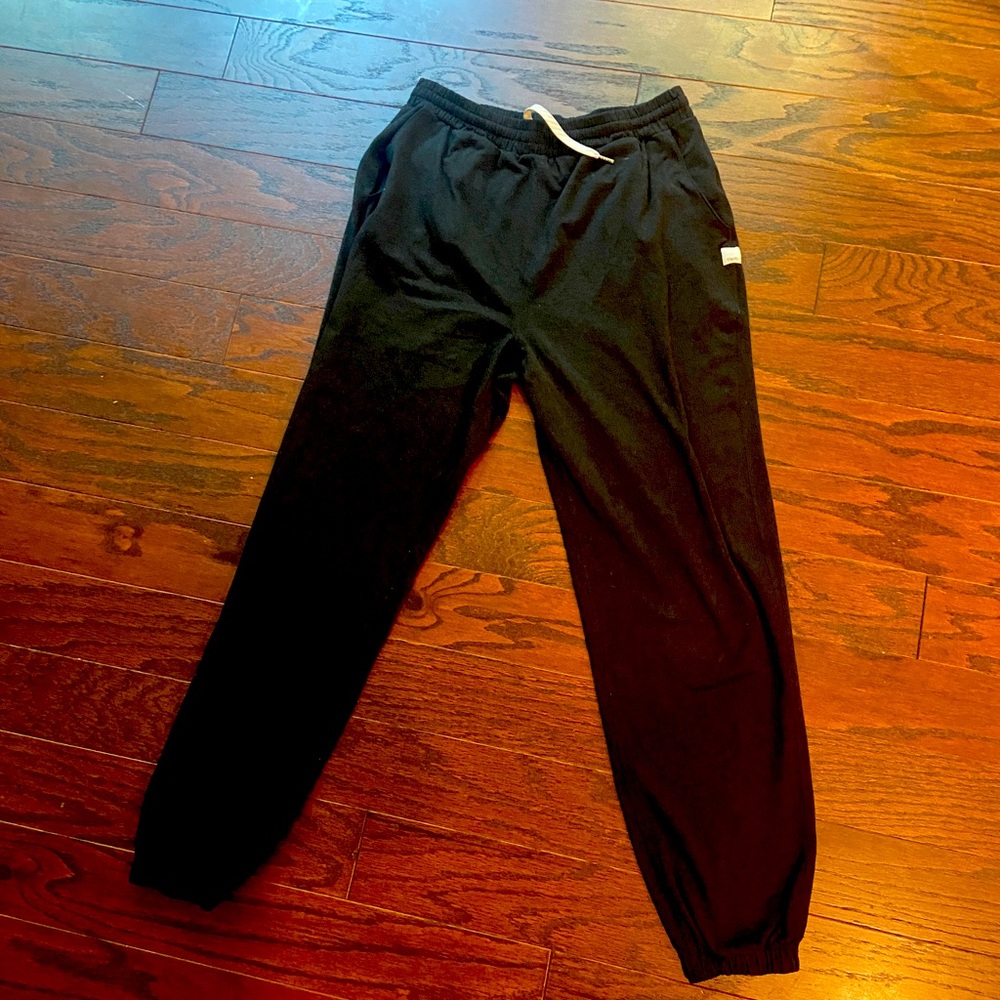 Vuori boyfriend jogger. LIKE NEW. Size small.